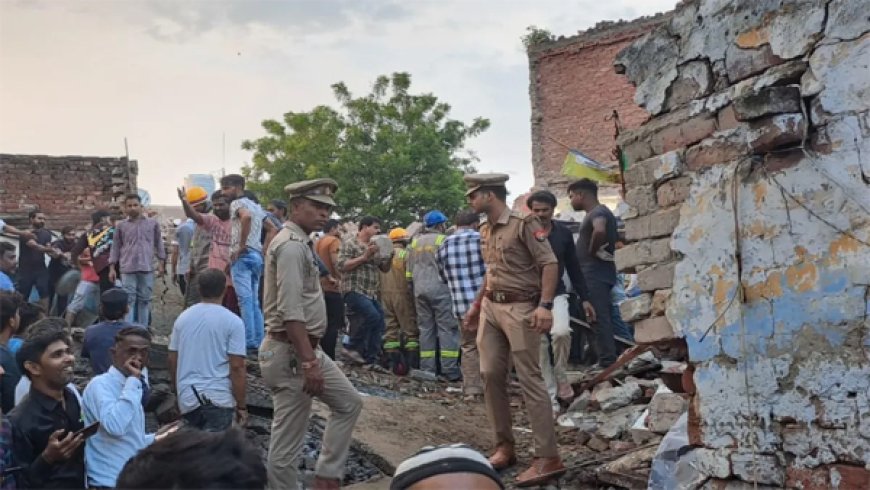 కుప్పకూలిన మూడంస్థుల భవనం శిథిలాల కింద 10మంది?