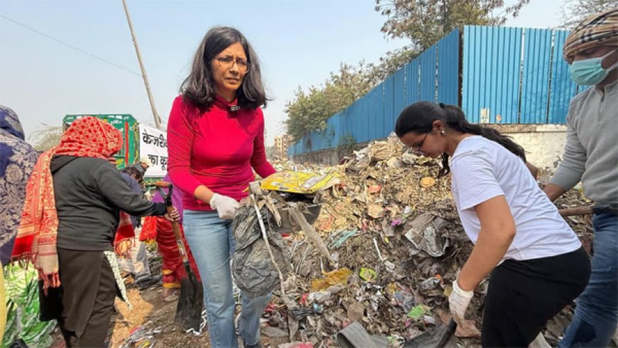 కేజ్రీ ఇంటిముందు చెత్తతో మాలివాల్​ నిరసన